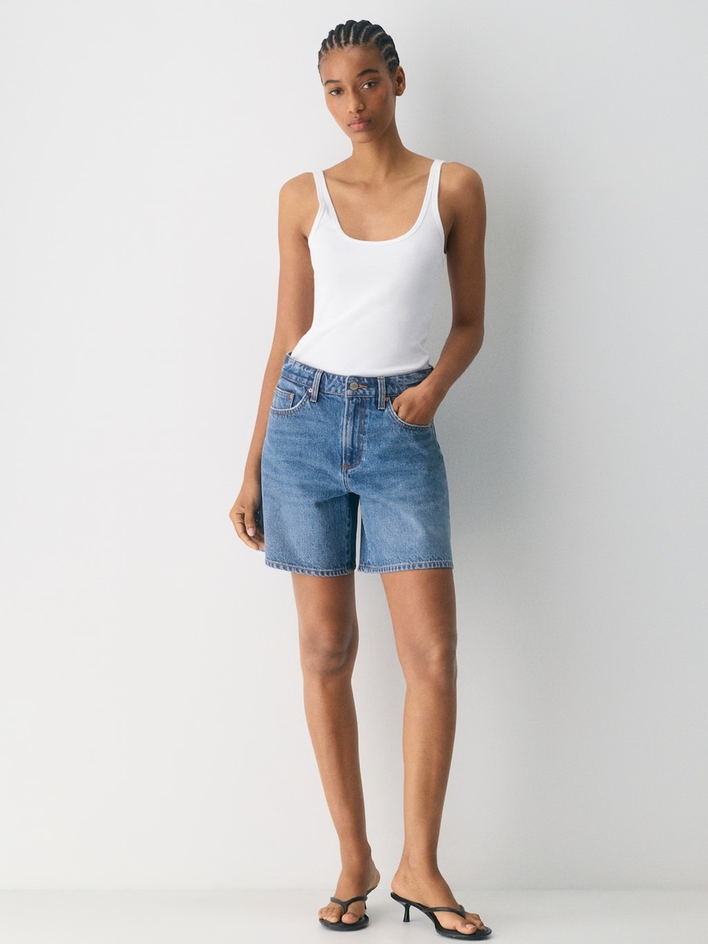 Aritzia Denim Forum 90s Vintage Hi-Rise mid-thigh Denim Short - size 27